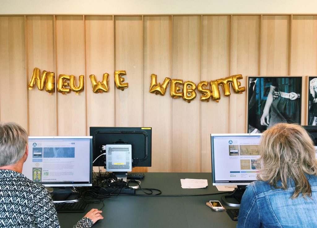 Bezoekers in de studiezaal tijdens de Open Dag van Stadsarchief Delft (2018)