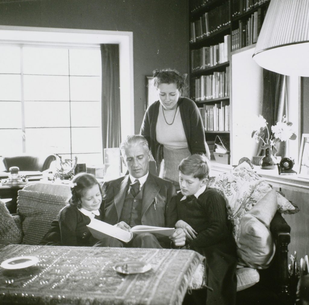 F.G. Waller leest de kinderen voor, 1941, foto Peter Odijk (TMS 18658)