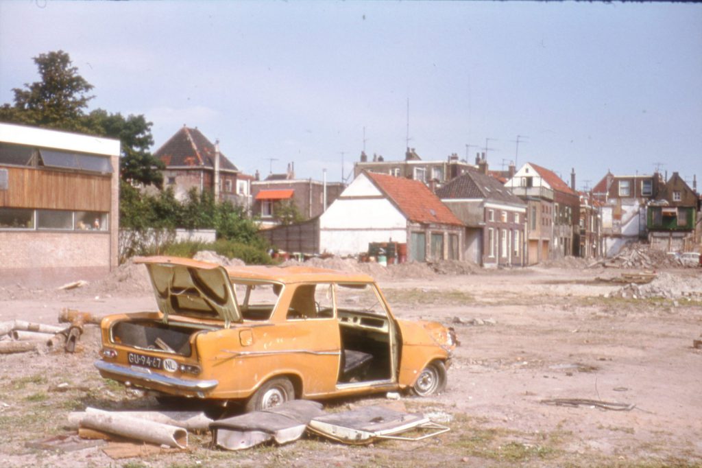 Gesloopte auto op braakliggend terrein In de Veste, ongedateerd, foto Arie Schüller (TMS 259458)