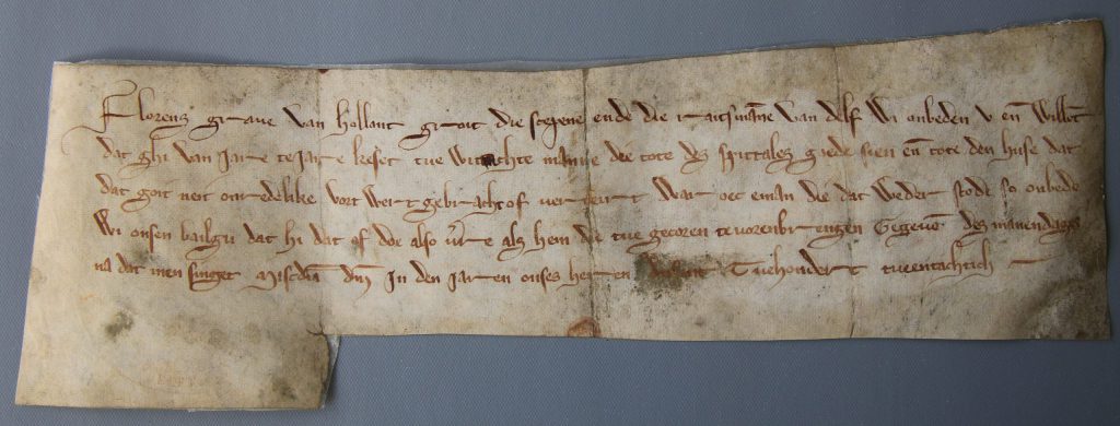 Graaf Floris V beveelt Delft om jaarlijks twee toezichthouders aan te stellen voor het gasthuis, 13 april 1282 (Archief 1, inv.nr 2098, charter 1004)