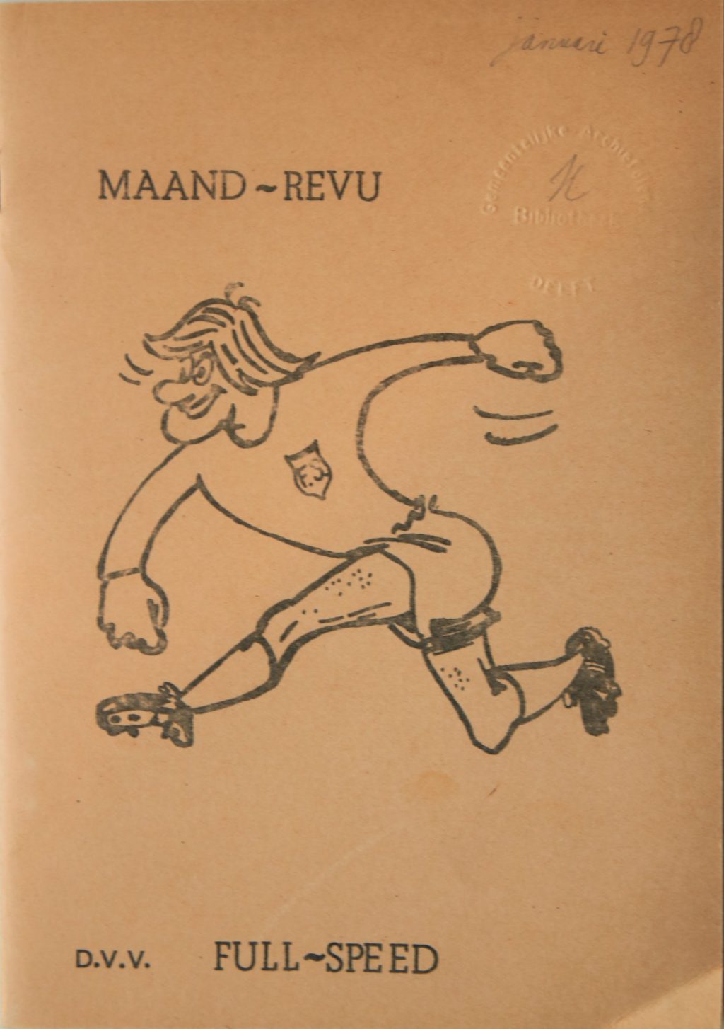 Een nieuwe stencilmachine redt in 1978 de Maand-Revue van de Delftse Voetbal Vereniging Full Speed.