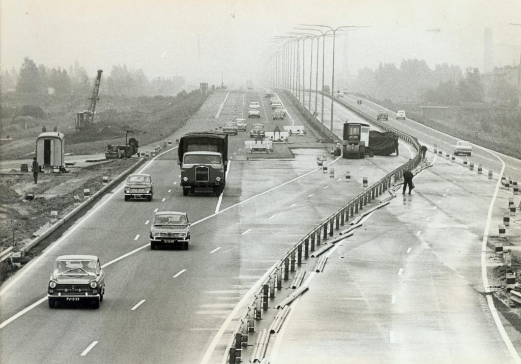 Van twee naar drie rijstroken op de A13, 1967, foto Tiemen van der Reijken (TMS 5948)