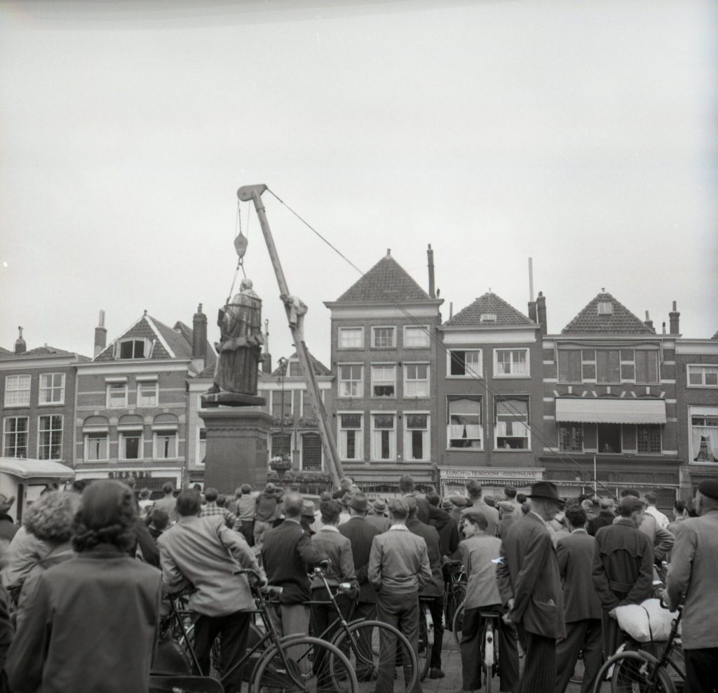 Verplaatsing beeld Hugo de Groot, 1954, foto Openbare Werken (TMS 124468)