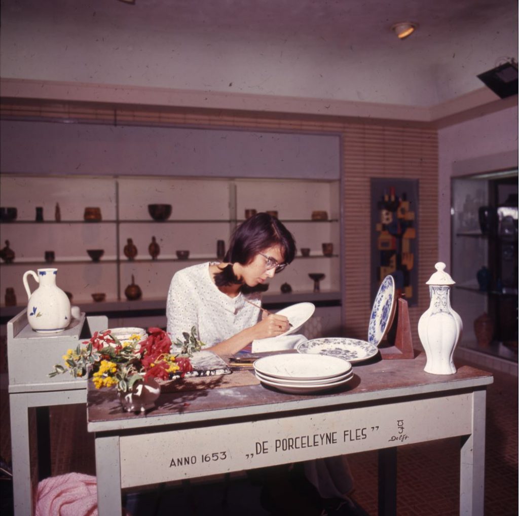 Handwerk bij De Porceleyne Fles, ca. 1955-1965, foto W.F. Van Oosten. (TMS 106565)